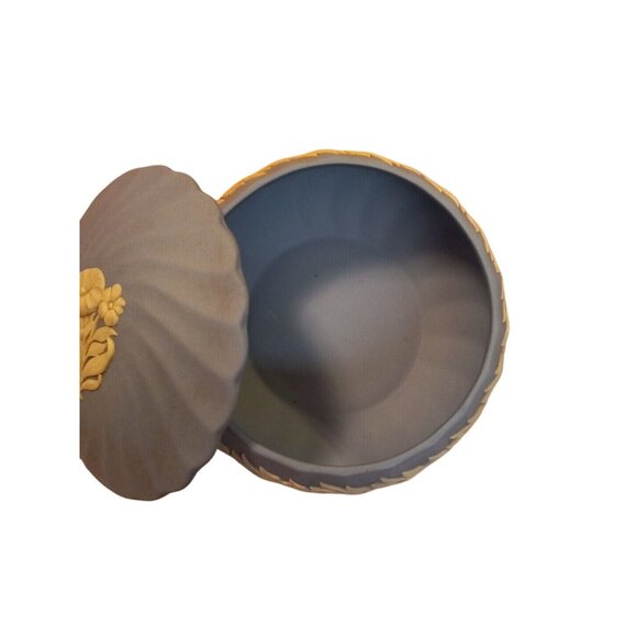 Wedgwood Vintage Light Blue Jasperware Trinket Box Floral Design Swirled Scallop - Picture 4 of 13